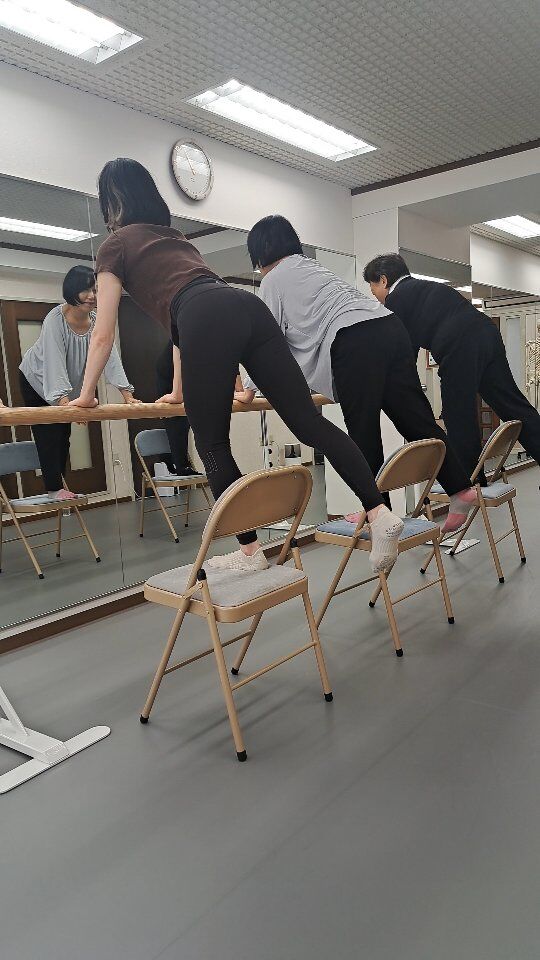 ✨️✨️🧸✨️✨️🧸✨️✨️🧸✨️✨️

今朝のバーピラティスの1コマ。

お二人が快諾してくださってちょっと撮ってみました🤗🙏💕

バーピラティスではマットは敷かずにバーと椅子を使って立位に繋がりやすいエクササイズを行っています。

バーに脚を乗っけたり、椅子に乗っかったり。

普段はしないポジションや、床から離れて立つことで、重心が変わったり重力の受け方を変化させ、眠っていた感覚機能を呼び覚ましていき

シンプルな動きの中でも新しい気付きが沢山出来ます🤭✨️

お二人とも膝や腰、年齢だと諦めていた痛みが少しずつ抜けて、少しずつ少しずつ、動きがしなやかになってきています。

何事も積み重ねであるし、何かを始める事に遅いと諦めるか、チャレンジして継続するか、

それは本当に自分次第だなぁ

ってこのお二人から沢山教えてもらっています🥺🙏💕💕💕💕💕💕

バーピラティスに限らず、未経験の方や身体に痛みのある方、それぞれに見合ったエクササイズを提供していきますので、お気軽にレッスン体験にお越しくださいませ🤗✨️🙏

:::MAMI BALLET&PILATES:::

東京都立川市富士見町1-3-15

⭐️体験ご予約随時募集中⭐️

~ご予約は、

🍀プロフィール欄の公式ライン

🍀TEL 080-4724-0904

🍀MAIL　m.ballet.pilates@gmail.com 

からお願いいたします🙏

#立川バレエ
#立川こどもバレエ:
#立川ピラティス
#はじめての習い事
#立川バレエ教室
#はじめてのピラティス
#姿勢改善
#代謝の良い身体
#ボディメイク
#西立川ピラティス
#西立川バレエ
#拝島バレエ
#拝島ピラティス
#産後ダイエット
#パーソナルトレーニング立川
#パーソナルトレーニング西立川
#子連れピラティス
#子連れトレーニング
#ベビーピラティス
#赤ちゃんと一緒に
#レッツピラティス
#ベビーマッサージ
#立川ベビーマッサージ