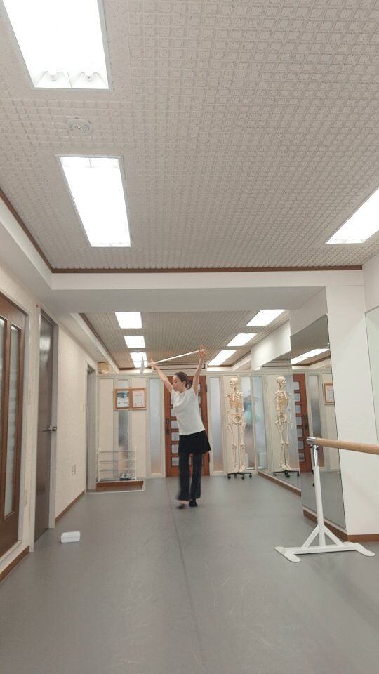 ✨️✨️🧸✨️✨️🧸✨️✨️🧸✨️✨️

少し前の投稿を見てくれて、

クイックルワイパー持って踊っちゃダメだよー🙅‍♀️！！

と何人かの子ども達に注意されていたのですが。

ごめんなさい。

実はまだこっそり踊ってます🙏(笑)

スティック系の物を持つとどうしても踊りたくなる気持ちはバレエに限らず踊り子の人には共感してもらえる…はず！！

朝レッスンで置きっぱなしになっていた、ウェットティッシュケースを

取ったどーー！！

までがセットの舞です🙏

よい子は真似をしないでね🙏

🩰🩰🩰5月無料体験会参加者募集中🩰🩰🩰

🌻日にち　5/3.5/10.5/17.5/24.5/31毎週土曜日

🌻スケジュール
●エンジェルクラス(3歳～年長)
15:00～15:45

●キッズジュニアクラス(小学生以上)
16:30～17:15

●大人クラス
17:45～18:30

⭐️期間中、何度でも参加OK！
⭐️バレエシューズ貸出有り
⭐️詳細はハイライトからご覧ください🙏

ご予約は、公式ラインからお願いいたします♪

:::MAMI BALLET&PILATES:::

東京都立川市富士見町1-3-15

⭐️体験ご予約随時募集中⭐️

~ご予約は、

🍀プロフィール欄の公式ライン

🍀TEL 080-4724-0904

🍀MAIL　m.ballet.pilates@gmail.com 

からお願いいたします🙏

#立川バレエ
#立川こどもバレエ:
#立川ピラティス
#はじめての習い事
#立川バレエ教室
#はじめてのピラティス
#姿勢改善
#代謝の良い身体
#ボディメイク
#西立川ピラティス
#西立川バレエ
#拝島バレエ
#拝島ピラティス
#産後ダイエット
#パーソナルトレーニング立川
#パーソナルトレーニング西立川
#子連れピラティス
#子連れトレーニング
#ベビーピラティス
#赤ちゃんと一緒に
#レッツピラティス
#ベビーマッサージ
#立川ベビーマッサージ